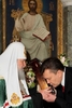 ウクライナの首都キエフ（Kiev）での礼拝で、ロシア正教のキリル総主教（Patriarch Kirill）から聖像を授与されるビクトル・ヤヌコビッチ（Viktor Yanukovych）新大統領（2010年2月25日撮影）。(c)AFP/GENYA SAVILOV