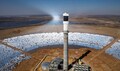 南アフリカ・北ケープ州ポストマスバーグにあるレッドストーン１００メガワット溶融塩タワー式太陽熱発電所。中国のインフラ大手、中国電力建設集団傘下の山東電力建設第三工程が建設を請け負った（ドローンから、2024年8月20日撮影）。(c)Xinhua News