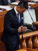 参議院本会議で民主党が提出した安倍晋三首相に対する問責決議案の投票をする際に仏教の葬儀のスタイルで手を合わせる山本太郎議員（2015年9月18日撮影）。(c)AFP/TOSHIFUMI KITAMURA