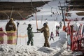 アフリカ南部レソトのマルチ山脈にあるスキー場「アフリスキー」で、リフトに乗ろうとしているスキーヤー（2018年7月10日撮影）。(c)AFP PHOTO / MARCO LONGARI