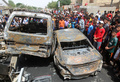 イラク首都バグダッド（Baghdad）の貧困地区サドルシティ（Sadr City）の市場で起きた自動車爆弾攻撃の現場に横たわる、焼け焦げた車（2013年5月16日撮影）。(c)AFP/AHMAD AL-RUBAYE