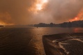 スペイン北部サモラ近郊で川の上空に立ち込める山火事の煙（2022年6月18日撮影）。(c)CESAR MANSO / AFP
