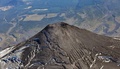 チリ地質鉱山局が撮影したビジャリカ山の火口（2015年3月28日撮影）。(c)AFP/SERNAGEOMIN