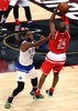 NBAオールスターゲーム2016。ロサンゼルス・レイカーズのコービー・ブライアントとうれしそうにマッチアップするクリーブランド・キャバリアーズのレブロン・ジェームズ（2016年2月14日撮影）。(c)AFP/Getty Images/Elsa