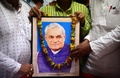 インド北部アラハバードで、アタル・ビハリ・バジパイ元首相の写真を示し、バジパイ氏に哀悼の意を示す人民党（BJP）の人々（2018年8月16日撮影）。(c)SANJAY KANOJIA / AFP
