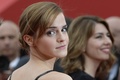 南仏カンヌ（Cannes）で開催中の第66回カンヌ国際映画祭（Cannes Film Festival）で16日、「ある視点」部門に出品されたソフィア・コッポラ（Sofia Coppola）監督作『The Bling Ring』の公式上映が行われた。同作は、2009年、ロサンゼルス（Los Angeles）で10代の若者たちがオーランド・ブルーム（Orlando Bloom）やリンジー・ローハン（Lindsay Lohan）らセレブの自宅を狙って空き巣に入った一連の事件をベースにしている。犯人の1人を演じた英女優エマ・ワトソン（Emma Watson）は「ハリー・ポッター（Harry Potter）」のハーマイオニー（Hermione）役として有名だが、本作で今どきの若者を演じるため、カーダシアン一家やパリス・ヒルトン（Paris Hilton）らが出演するリアリティー番組を何時間も見たという。写真は、レッドカーペットに登場したワトソン（2013年5月16日撮影）。(c)AFP/ANNE-CHRISTINE POUJOULAT