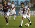 ドリブルでボールを運ぶリーベル・プレートのアリエル・オルテガ（%%Ariel Ortega%%、右）。(c)AFP/ALEJANDRO PAGNI