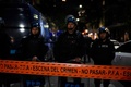 アルゼンチン・ブエノスアイレスのクリスティナ・キルチネル副大統領の自宅前を警護する警察（2022年9月1日撮影）。(c)Luis ROBAYO / AFP