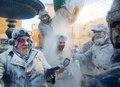 スペイン南東部イビで開催された軍服姿の参加者たちが小麦粉や生卵をかけあう毎年恒例の祭り「エルス・エンファリナッツ」の様子（2019年12月28日撮影）。(c)AFP/JAIME REINA