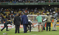 サッカー2013アフリカネイションズカップ（2013 The Africa Cup of Nations）は26日、グループDの2試合が行われ、トーゴが2-0でアルジェリアに勝利した。

壊れたゴールを修理する大会の役員とグランドキーパー（2013年1月26日撮影）。(c)AFP/ALEXANDER JOE