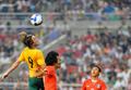 サッカー国際親善試合、韓国対オーストラリア。試合は韓国が3-1で勝利した。写真は趙容亨（%%Cho Yong-Hyung%%、チョ・ヨンヒョン）にヘディングで競り勝つオーストラリアのジョシュア・ケネディ（%%Joshua Kennedy%%、左）。（2009年9月5日撮影）(c)AFP/KIM JAE-HWAN