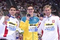 第16回世界水泳選手権、競泳男子200メートル背泳ぎ決勝。表彰式に臨む（左から）銅メダルを獲得したエフゲニー・リロフ、金メダルを獲得したミッチェル・ラーキン、銀メダルを獲得したラドスワフ・カベツキー（2015年8月7日撮影）。(c)AFP/MARTIN BUREAU