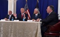 米ニュージャージー州ベッドミンスターにある、ドナルド・トランプ大統領（左から2人目）が所有するゴルフリゾート「トランプ・ナショナルゴルフクラブ・ベッドミンスター」で、トランプ大統領らが開いた安保関連の協議の様子。右端が中央情報局（CIA）のマイク・ポンペオ長官（2017年8月10日撮影）。(c)AFP/Nicholas Kamm