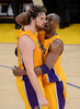 11-12NBAは12日、プレーオフ1回戦（7回戦制）が行われ、ロサンゼルス・レイカーズ（Los Angeles Lakers）は96-87でデンバー・ナゲッツ（Denver Nuggets）との第7戦を制し、対戦成績を4勝3敗としてウエスタンカンファレンス準決勝に進出した。

チームメイトのコービー・ブライアント（Kobe Bryant）に声をかけられるレイカーズのパウ・ガソル（Pau Gasol、2012年5月12日撮影）。(c)AFP/Getty Images/Kevork Djansezian