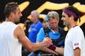 全豪オープンテニス、男子シングルス準々決勝。試合後に握手を交わすロジャー・フェデラー（右）とテニス・サングレン（2020年1月28日撮影）。(c)William WEST / AFP
