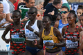 第19回世界陸上ブダペスト大会、女子マラソン。レースに臨むウガンダのレベッカ・チェプテゲイ（中央右、2023年8月26日撮影）。(c)Ferenc ISZA / AFP