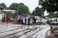 コンゴ共和国の首都ブラザビル（Brazzaville）南部を襲った集中豪雨で住宅数十棟が倒壊し、10日の当局の発表によると、少なくとも13人が死亡、26人が負傷した。

赤十字（Red Cross）では、被災地で13人の遺体が発見されたと発表した。また、ブラザビル南部のマケレケレ（Makelekele）地区の区長は報道陣に対し、少なくとも26人が負傷したと語った。

目撃者によると、メケレケレの近くに流れている川の土手が決壊し、数十棟もの家屋が倒壊したという。

現地警察は死者数が発表通りであることを認め、洪水で被災した600人近い住民のために避難所を設けたと発表した。

写真は洪水の被害に遭ったマケレケレ（Makelekele）地区の通りに集まる住民（2012年12月10日撮影）。(c)AFP/GUY GERVAIS KITINA