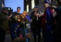 英ロンドンで、火をともしたキャンドルを持って徹夜の祈りに臨む欧州連合（EU）離脱（ブレグジット）反対派の活動家たち（2020年1月31日撮影）。(c)ISABEL INFANTES / AFP