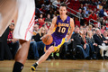 米プロバスケットボール協会（NBA）のロサンゼルス・レイカーズ（Los Angeles Lakers）に所属するスティーブ・ナッシュ（Steve Nash）が8日、ヒューストン・ロケッツ（Houston Rockets）戦で史上5人目となる通算1万アシストを達成した。

ナッシュは前半にアントワン・ジェイミソン（Antawn Jamison）の得点をアシストし、リーグ史上4番目の速さとなる通算1162試合目で1万アシストに到達した。

ドリブルでボールを運ぶロサンゼルス・レイカーズのスティーブ・ナッシュ（2013年1月8日撮影）。(c)AFP/Getty Images/NBAE/Garrett W. Ellwood