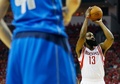 14-15NBAプレーオフ1回戦（7回戦制）、ヒューストン・ロケッツ対ダラス・マーベリックス。フリースローに臨むヒューストン・ロケッツのジェームス・ハーデン（2015年4月18日撮影）。(c)AFP/Getty Images/Scott Halleran
