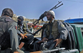 2007年8月4日、ガズニ（Ghazni）州で、捜索活動に当たるアフガニスタンの警察官。(c)AFP/Shah Marai
