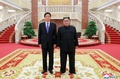 北朝鮮の首都平壌で、中国共産党の栗戦書政治局常務委員長（左）との会談に臨む金正恩朝鮮労働党委員長（2018年9月9日撮影）。(c)AFP/KCNA VIA KNS