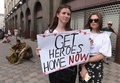ウクライナ西部リビウで、ウォロディミル・ゼレンスキー大統領とトルコのレジェプ・タイップ・エルドアン大統領、アントニオ・グテレス国連事務総長の会談に合わせ、マリウポリでロシア軍の捕虜となったアゾフ連隊の兵士の解放を訴える人々（2022年8月18日撮影）。(c)Yuriy Dyachyshyn / AFP