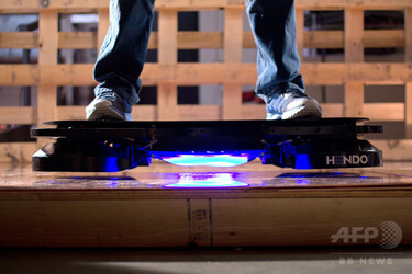 磁力で浮遊する「ホバーボード」を開発、米企業 写真2枚 国際ニュース