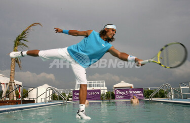 ナダルとセレーナが水上でテニス 写真6枚 国際ニュース：AFPBB News