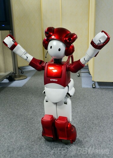 日立の人型ロボット「EMIEW2」、対話技術を披露 写真7枚 国際ニュース