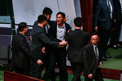 香港議会、林鄭氏にやじ飛ばした民主派議員ら退場に