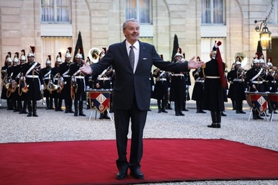 カンヌ映画祭、女性への暴力認めたA・ドロン氏に名誉賞授与へ 物議醸す