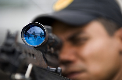 ブラジル・リオ、麻薬摘発作戦中に5歳児死亡 暴動発生