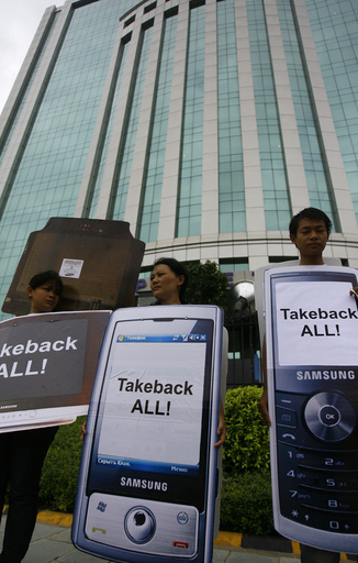 インド環境保護団体、サムスンに無償廃品回収求めデモ