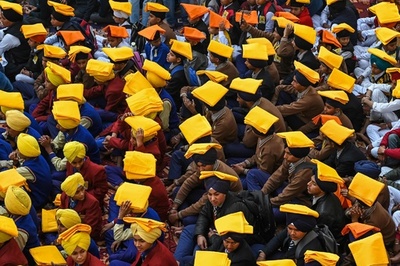 【今日の1枚】ターバンを頭に載せて順番待ち インド