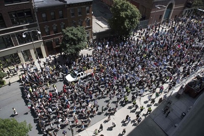 ボストンで4万人の反人種主義デモ、ナショナリストの集会を圧倒