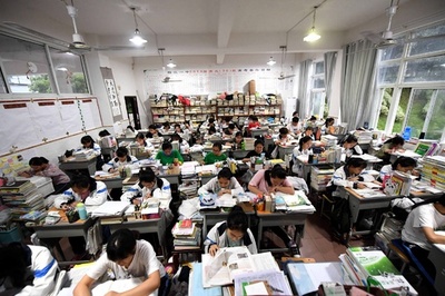 中国・大学受験本番へ 本の山に埋もれて最後の追い込み