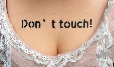 大胆衣装で「性的暴力」に抗議、ソウルの女性たち