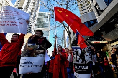 豪シドニーで親中派がデモ、香港民主派の支持者に対抗