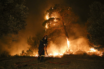 ギリシャ・アテネ近郊エビア島で大規模山火事、2か村避難