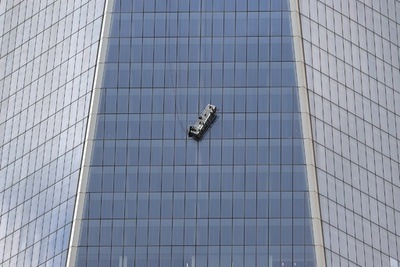 69階で2時間宙づり、清掃員2人を救出 NY高層ビル