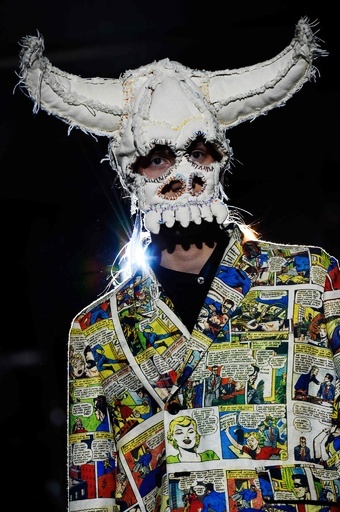 恐竜マスクで登場「コム デ ギャルソン・オム プリュス」18/19年秋冬メンズ