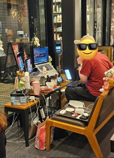 「電子機器に囲まれ、熱心に仕事」、作業室？いや「占拠したスタバの席」だった…韓国ネットユーザー「度が過ぎる」