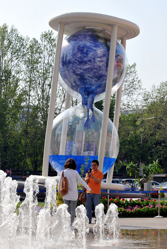 ソウルに巨大な砂時計、地球温暖化を警告