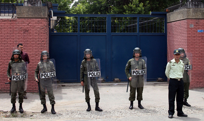 イラン護憲評議会の事務局長、英大使館員の訴追を示唆