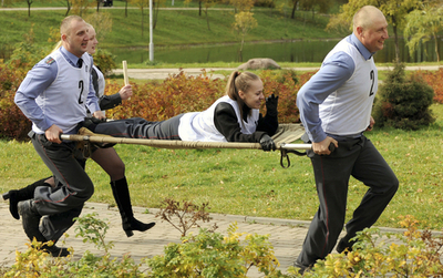 ベラルーシで警察官の競技大会