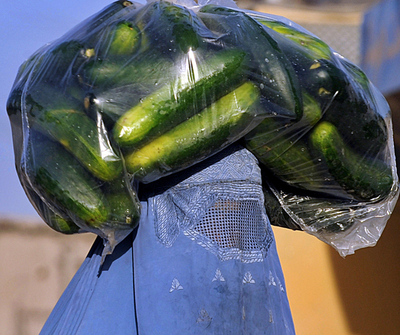 アフガニスタンの市場で自爆、16人死亡