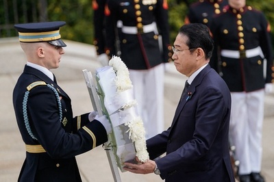 岸田首相、米アーリントン国立墓地で献花