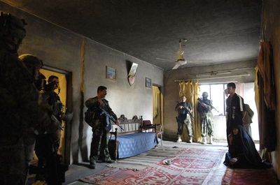 米軍収容所司令官、「利敵行為」容疑で憲兵隊が逮捕 - イラク