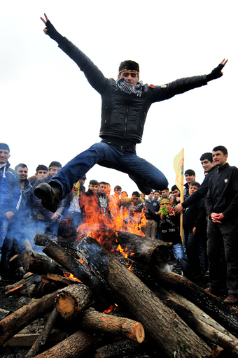 たき火で新年を祝うクルドの人びと、トルコ
